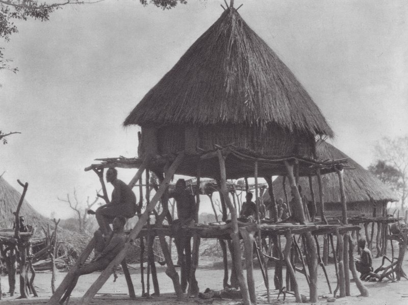 África: Viviendas sobre pilotes del Djur oriental (foto b/n) de Hugo Adolf Bernatzik