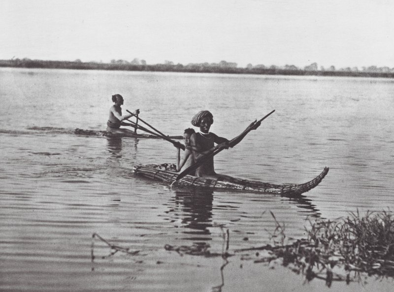 África: Balsas Shilluk (foto b/n) de Hugo Adolf Bernatzik