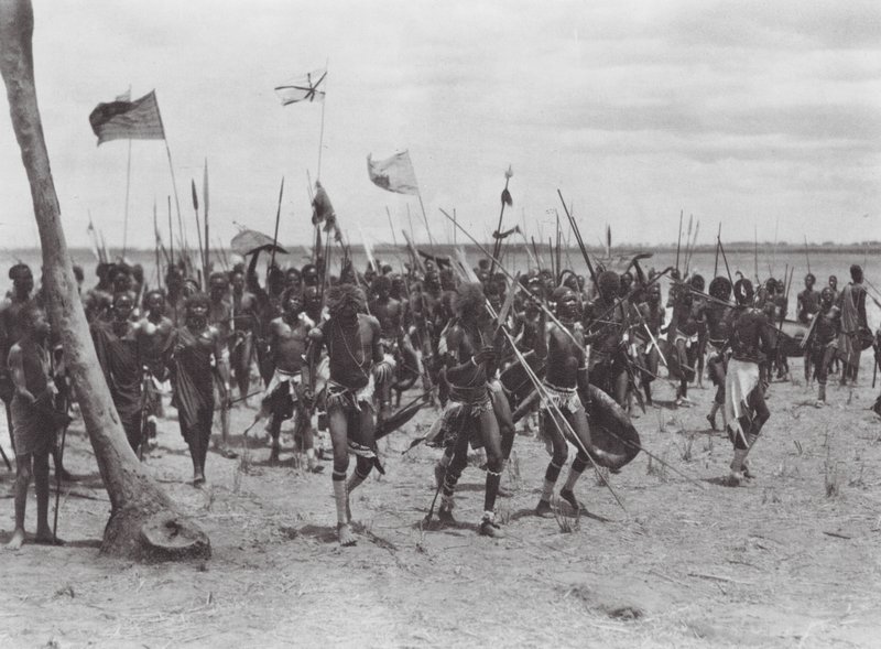 África: Ceremonia funeraria Shilluk cerca de Tonga (foto b/n) de Hugo Adolf Bernatzik