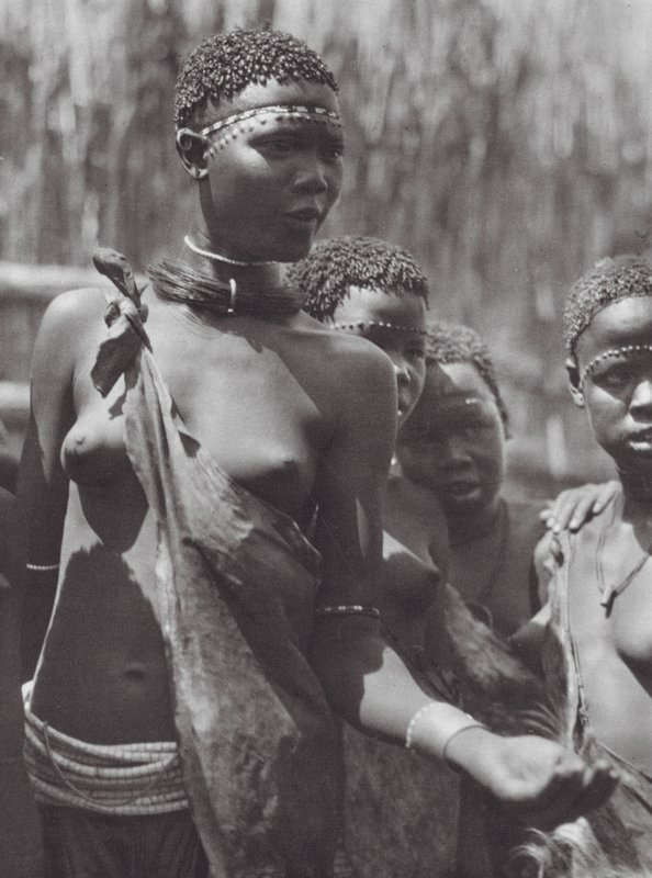 África: Niñas Shilluk (foto b/n) de Hugo Adolf Bernatzik