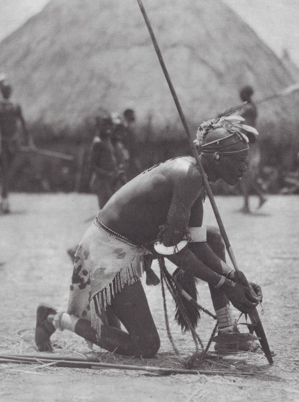 África: Shilluk en traje festivo (foto b/n) de Hugo Adolf Bernatzik
