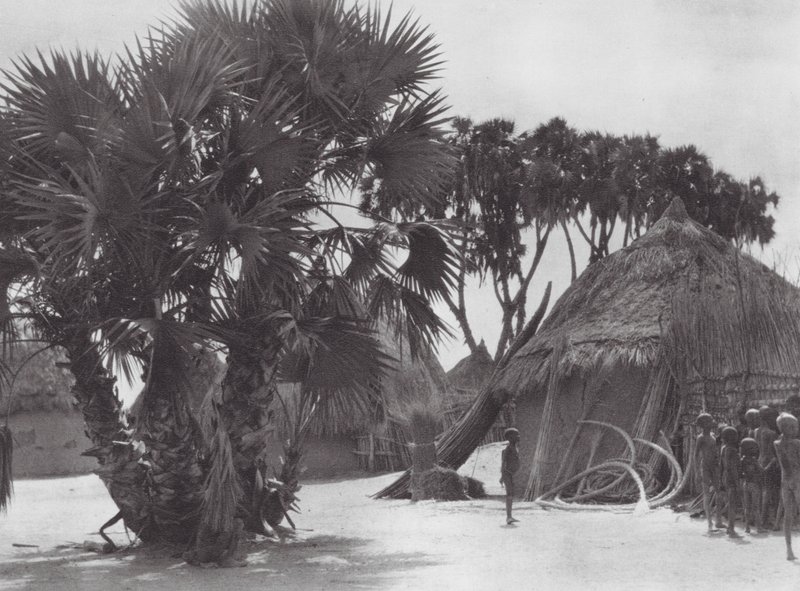 África: Aldea Shilluk en el Nilo Blanco (foto b/n) de Hugo Adolf Bernatzik