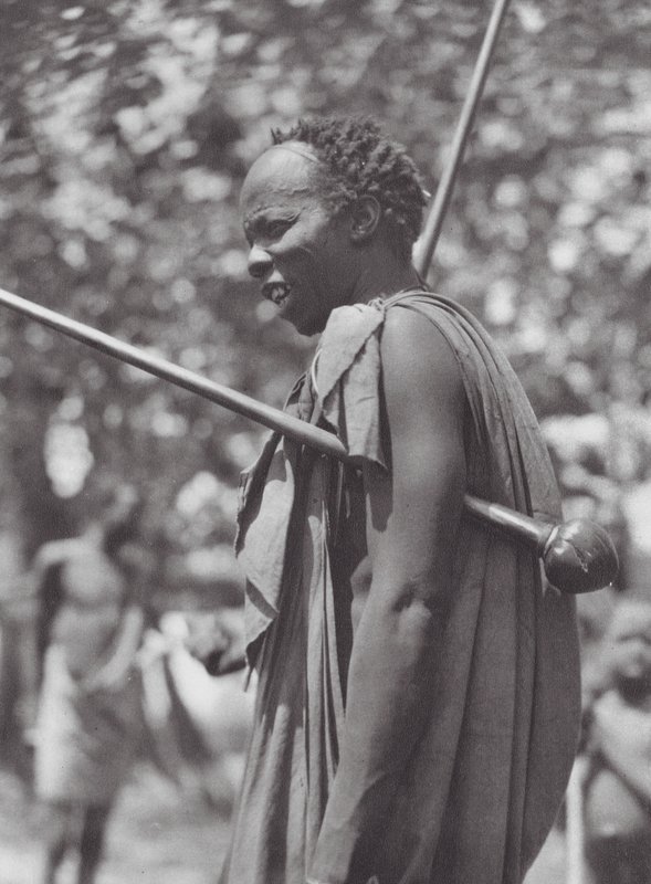 África: Guerrero Shilluk con garrote (foto b/n) de Hugo Adolf Bernatzik