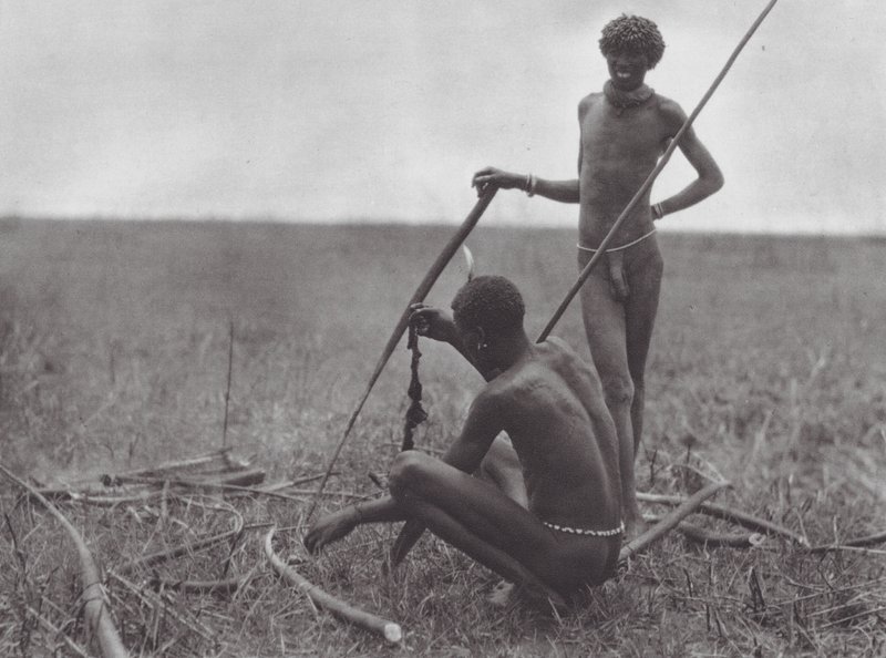 África: Guerreros Shilluk descansando (foto b/n) de Hugo Adolf Bernatzik