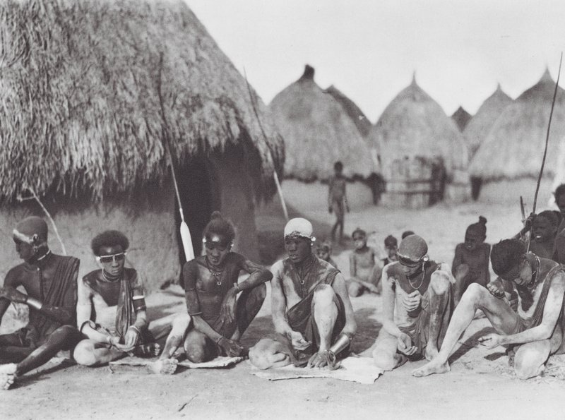 África: Guerreros Shilluk frotándose con cenizas de madera (foto b/n) de Hugo Adolf Bernatzik