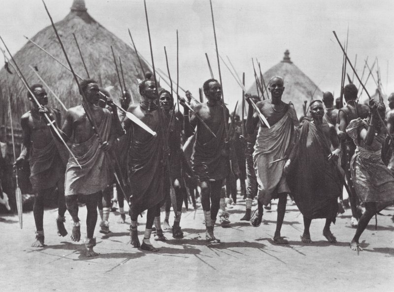 África: Guerreros Shilluk asaltando la tumba de un jefe (foto b/n) de Hugo Adolf Bernatzik
