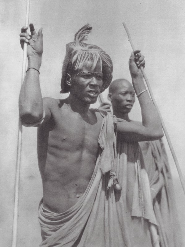 África: Shilluks (foto b/n) de Hugo Adolf Bernatzik