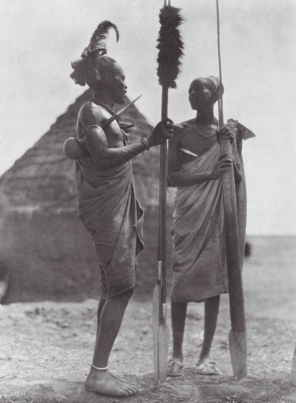 África: Shilluks vestidos de fiesta (foto b/n) de Hugo Adolf Bernatzik