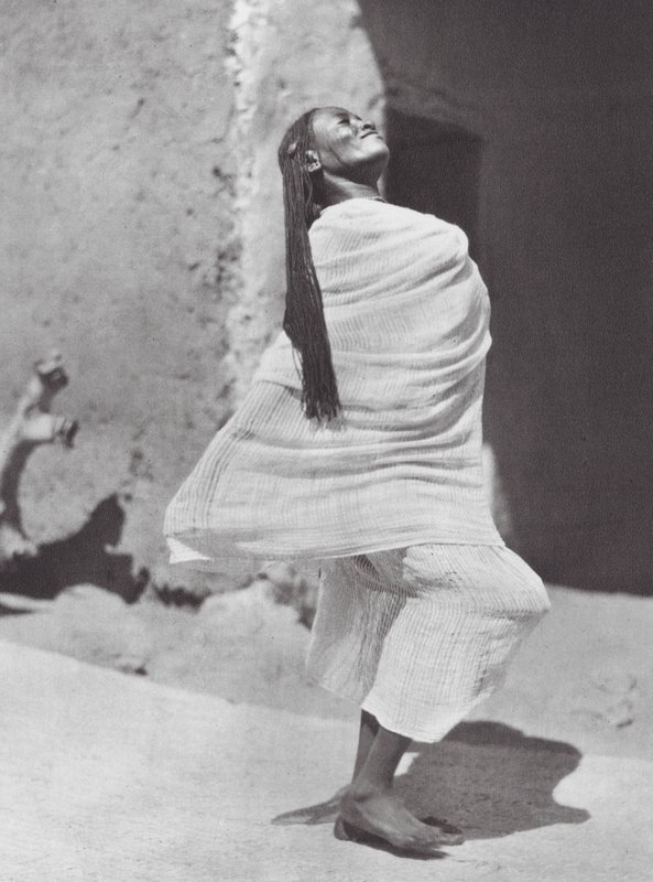 África: Bailarina sudanesa, Omdurman (foto b/n) de Hugo Adolf Bernatzik