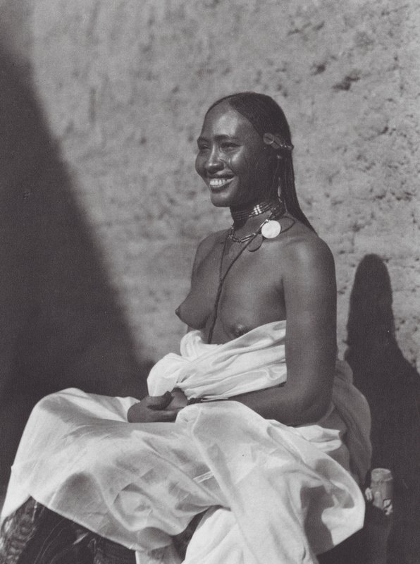 África: Mujer sudanesa de Omdurman (foto b/n) de Hugo Adolf Bernatzik