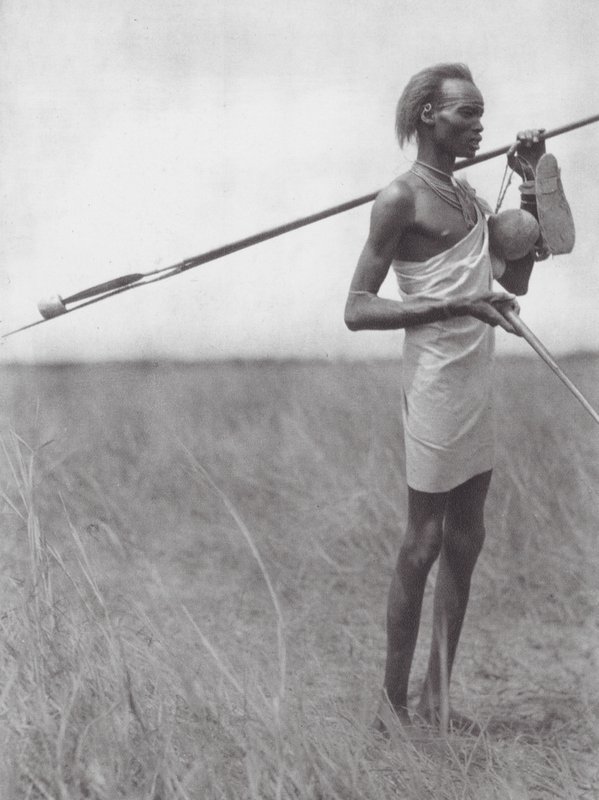 África: Guerrero dinka viajero (foto en blanco y negro) de Hugo Adolf Bernatzik