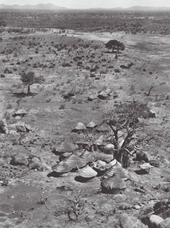África: Vista de las llanuras desde el monte Talodi (foto b/n) de Hugo Adolf Bernatzik