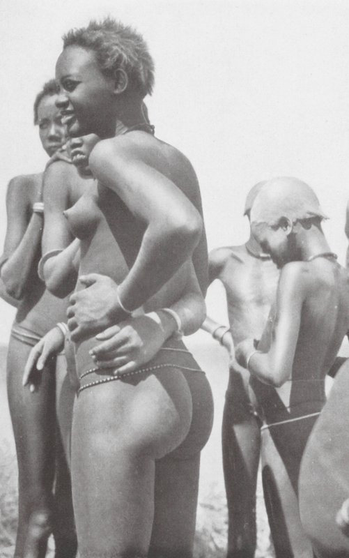 Niña nuer (foto en blanco y negro) de Hugo Adolf Bernatzik
