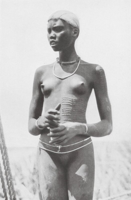 Niña nuer (foto en blanco y negro) de Hugo Adolf Bernatzik