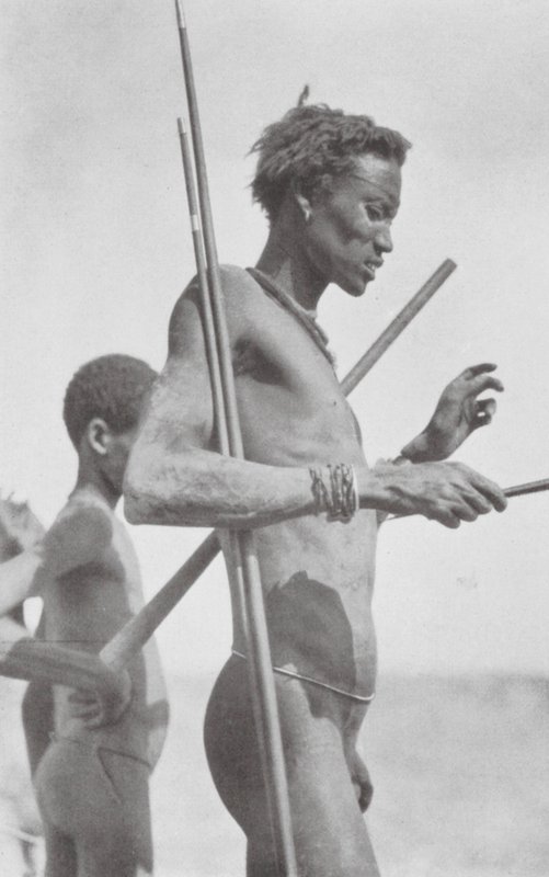 Hombre nuer (foto b/n) de Hugo Adolf Bernatzik
