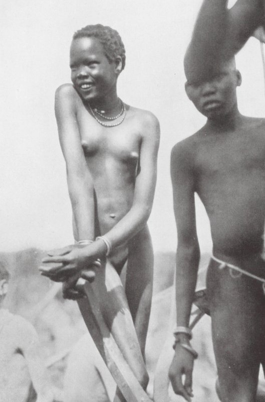 Nuer, niña y niño (foto b/n) de Hugo Adolf Bernatzik