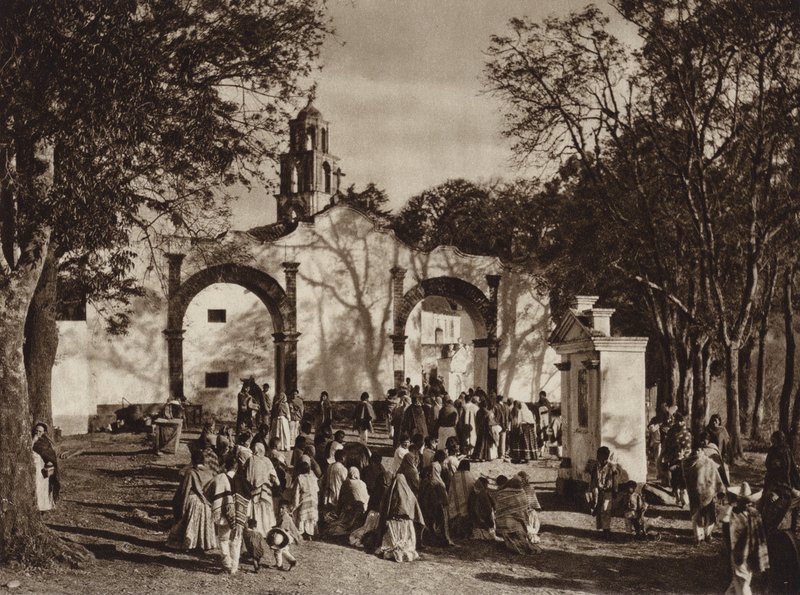 Mexico: Amecameca, Procession por delante de la capilla del Sacro Monte (b/w photo) de Hugo Brehme