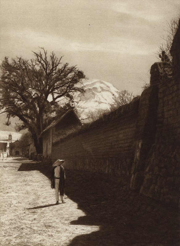 Mexico: Calle en Amecameca con vista por Popocatepetl (b/w photo) de Hugo Brehme