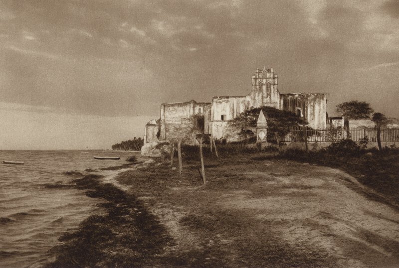 Mexico: Campeche, Ruina del monasterio de San Francisco (b/w photo) de Hugo Brehme