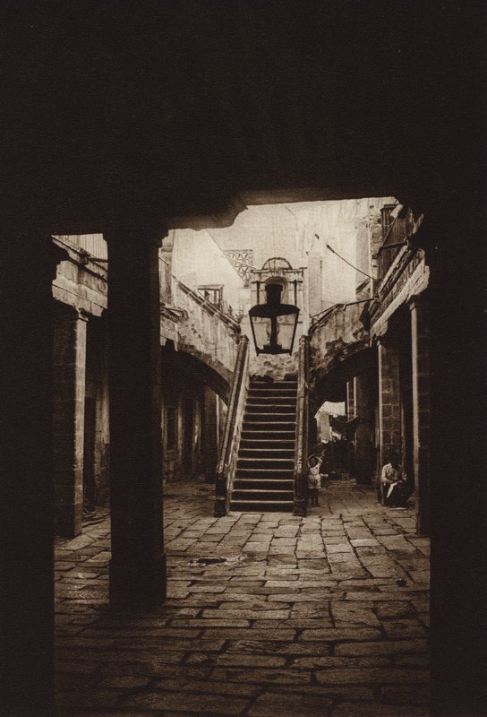 Mexico: Casa caracteristica en la parte antigua de la capital (b/w photo) de Hugo Brehme