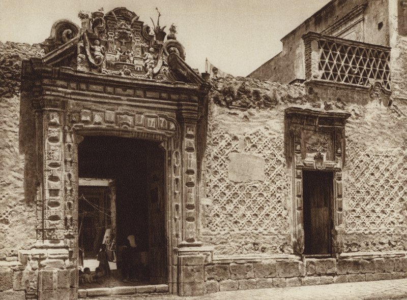 Mexico: Casa del tiempo colonial en la parte noreste de la capital (b/w photo) de Hugo Brehme