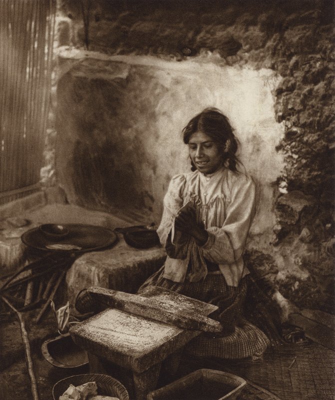 Mexico: Cociendo tortillas de maiz (b/w photo) de Hugo Brehme