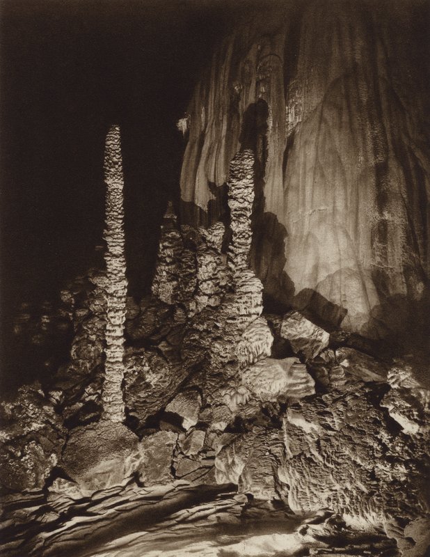 Mexico: Cuevas de estalactitas de Cacahuamilpa, Estado Guerrero (b/w photo) de Hugo Brehme