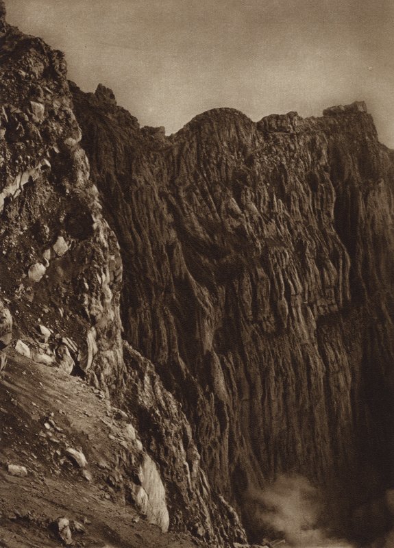 Mexico: El crater del Popocatepetl (b/w photo) de Hugo Brehme