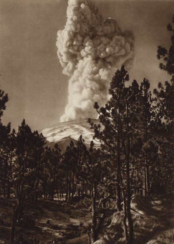 Mexico: Erupcion del Popocatepetl, visto desde Tlamacas (b/w photo) de Hugo Brehme