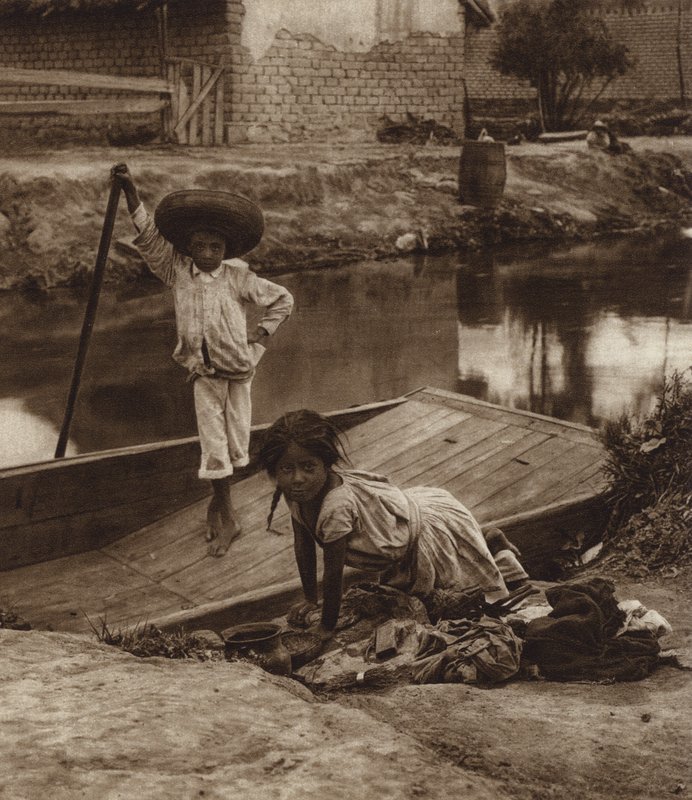 Mexico: Ixtacalco, Hijos de indios lavando ropa, D F (b/w photo) de Hugo Brehme