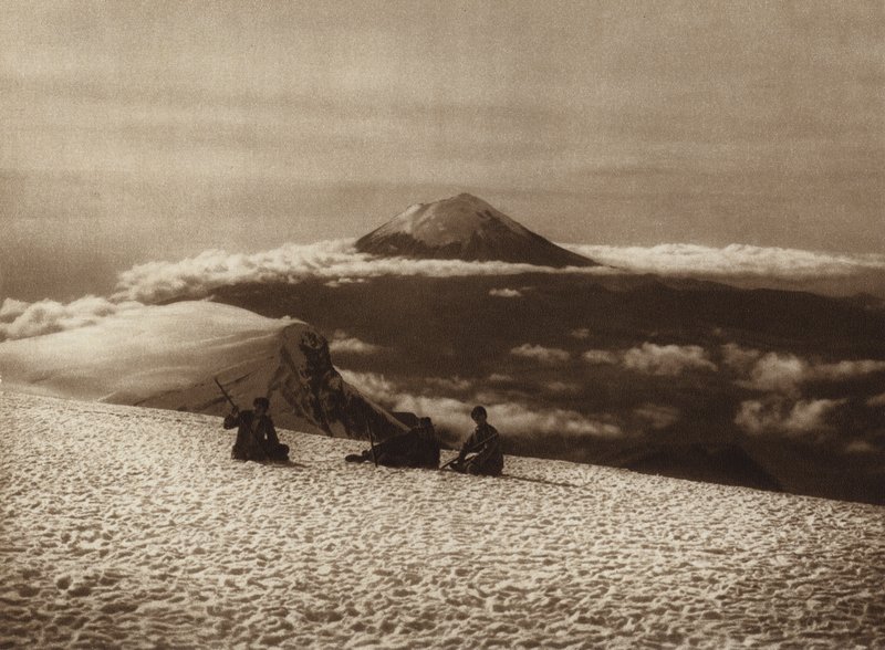 Mexico: Iztaccihuatl con vista por el Popocatepetl (b/w photo) de Hugo Brehme