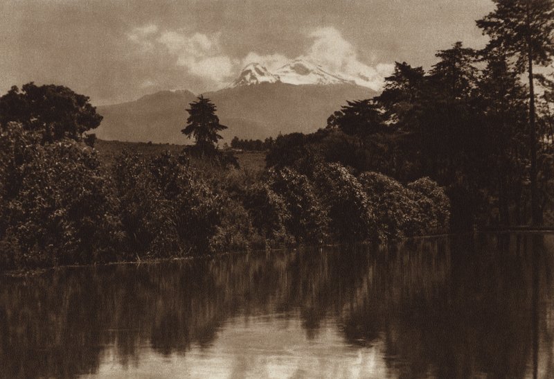 Mexico: Iztaccihuatl, visto desde Miraflores (b/w photo) de Hugo Brehme