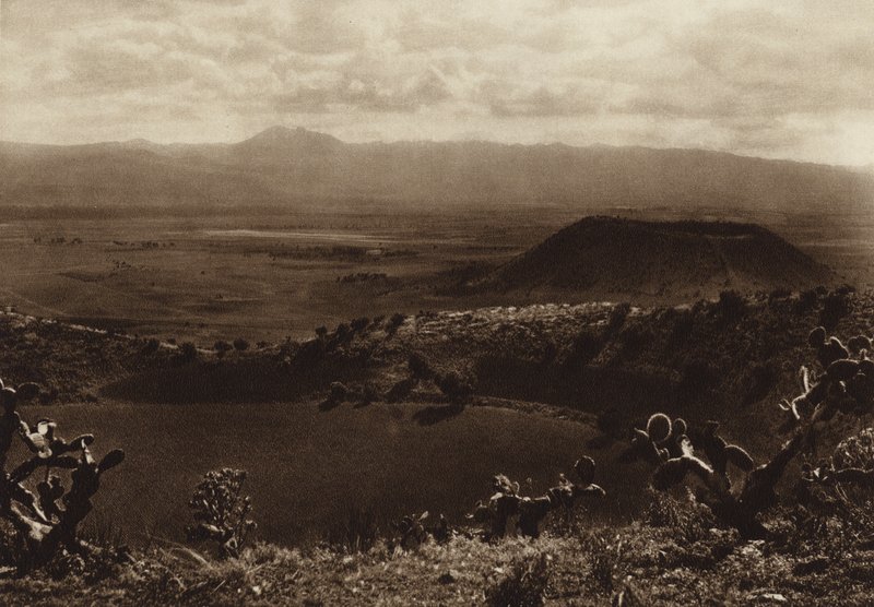 Mexico: La Caldera, Volcanes apagados en los alrededores de la capital Mejico (b/w photo) de Hugo Brehme