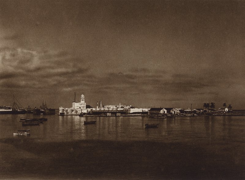 Mexico: Panorama del puerto de Vera Cruz con castillo de San Juan (b/w photo) de Hugo Brehme