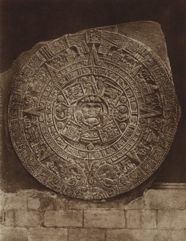 Mexico: Piedra de almanaque azteca o "Piedra del Sol," Museo nacional (b/w photo) de Hugo Brehme