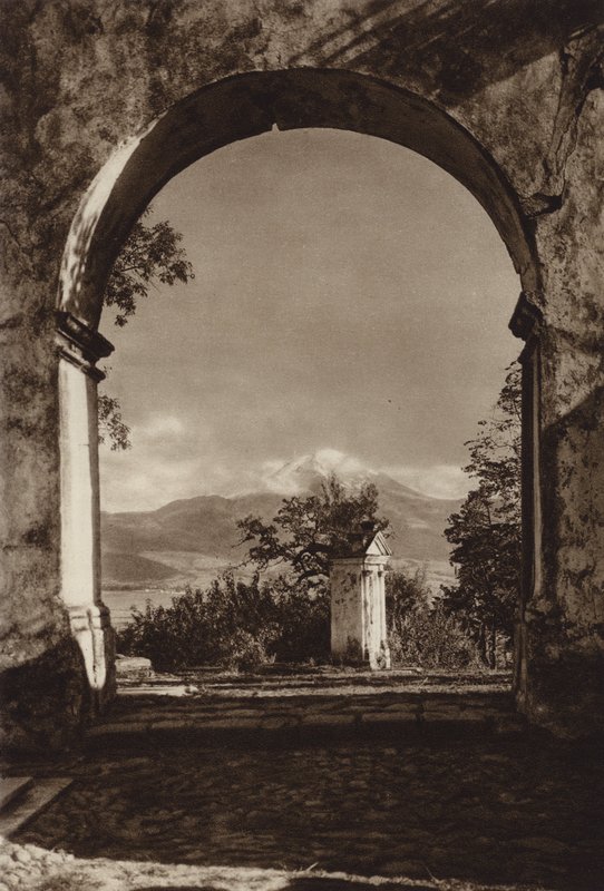Mexico: Popocatepetl, visto desde el Sacro Monte (b/w photo) de Hugo Brehme