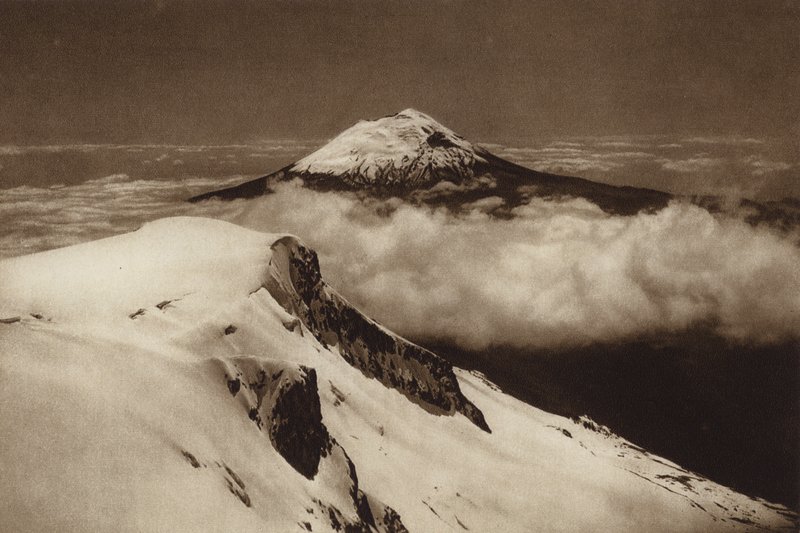 Mexico: Popocatepetl, visto desde la punta del Iztaccihuatl (b/w photo) de Hugo Brehme