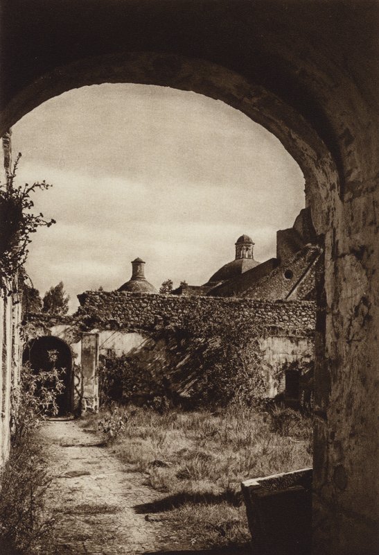 Mexico: Ruina de monasterio en el parque nacional, Desierto de los Leones (b/w photo) de Hugo Brehme