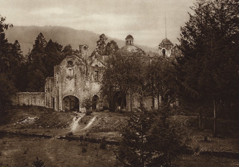 Mexico: Ruina de monasterio en el parque nacional, Desierto de los Leones, Vista posterior (b/w photo) de Hugo Brehme