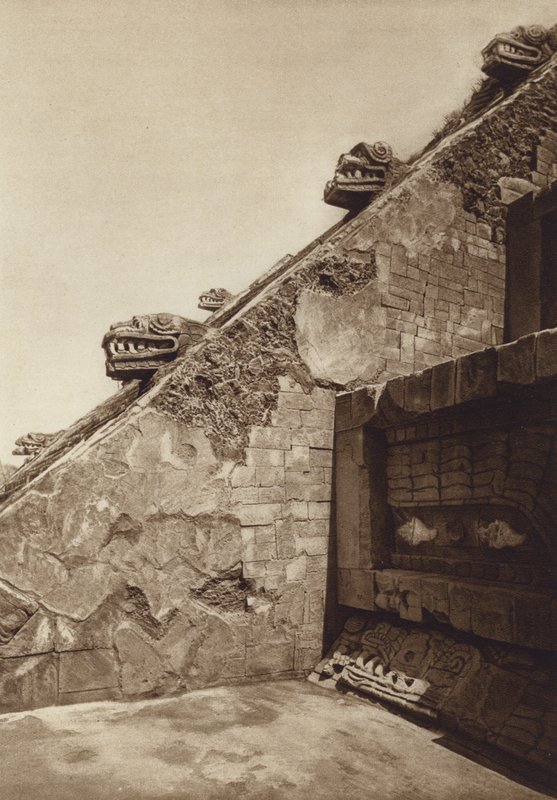 Mexico: San Juan Teotihuacan, Esculturas de las escaleras en la piramide de Quetzalcouatl al centro de la Ciudadela, Fachada occidental (b/w photo) de Hugo Brehme