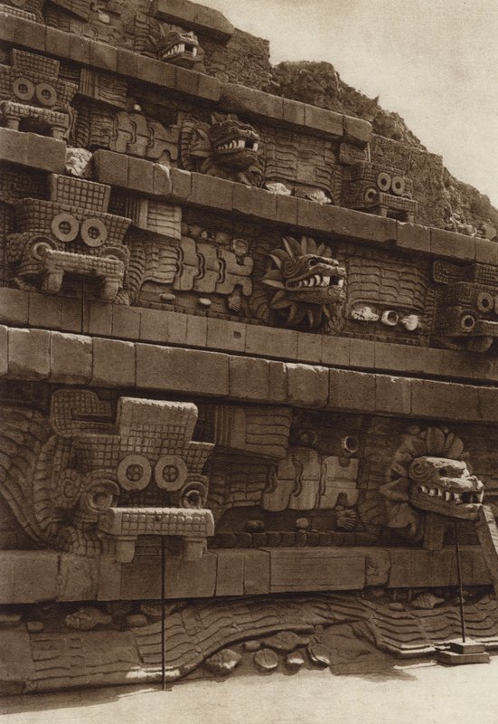 Mexico: San Juan Teotihuacan, Esculturas de piedra en la fachada occidental de la piramide de Quetzalcouatl, piramide al centro de la Ciudadela (b/w photo) de Hugo Brehme