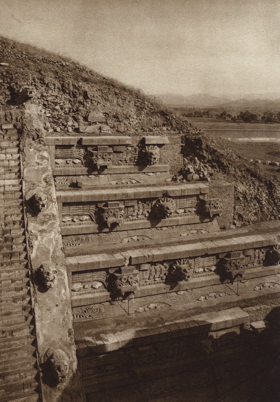Mexico: San Juan Teotihuacan, Esculturas de piedra en la fachada occidental de la piramide de Quetzalcouatl, piramide al centro de la Ciudadela (b/w photo) de Hugo Brehme