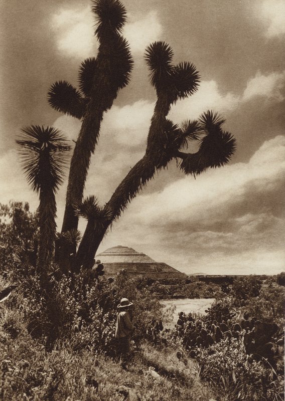 Mexico: San Juan Teotihuacan, Piramide del Sol (b/w photo) de Hugo Brehme