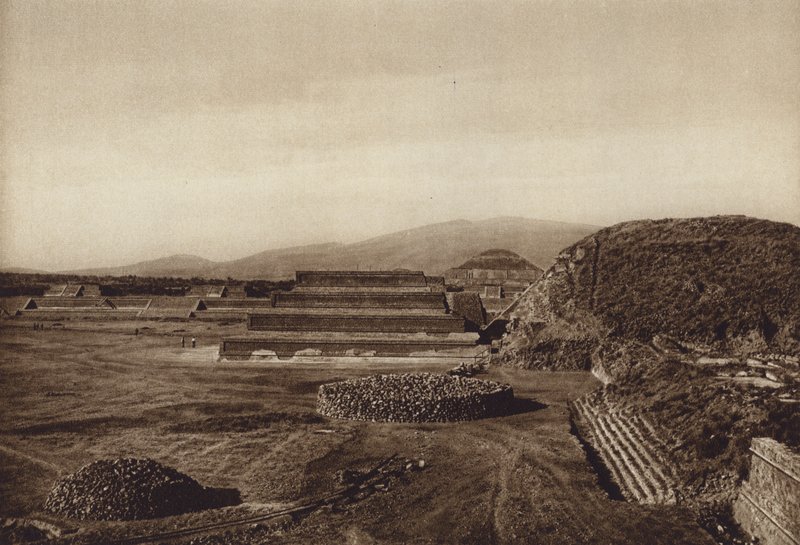 Mexico: San Juan Teotihuacan, Vista a las terrazas de la Ciudadela (b/w photo) de Hugo Brehme