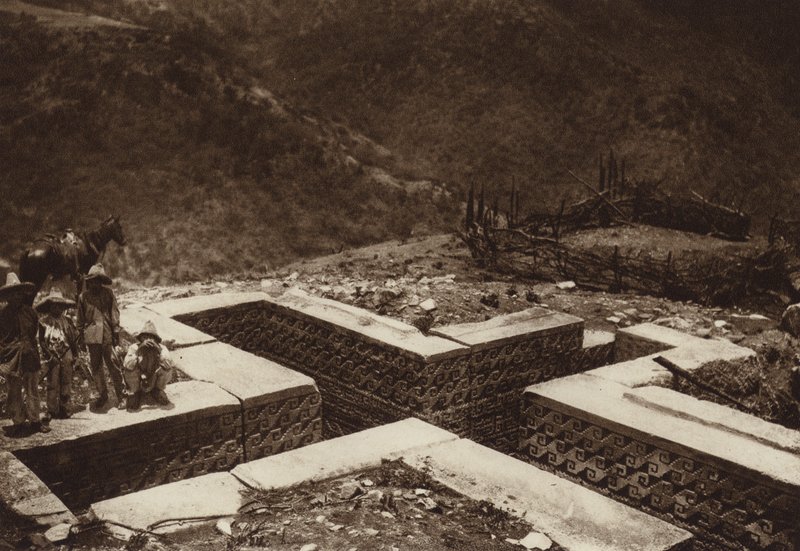 Mexico: Subterraneo en forma de cruz, Guiaroo (b/w photo) de Hugo Brehme