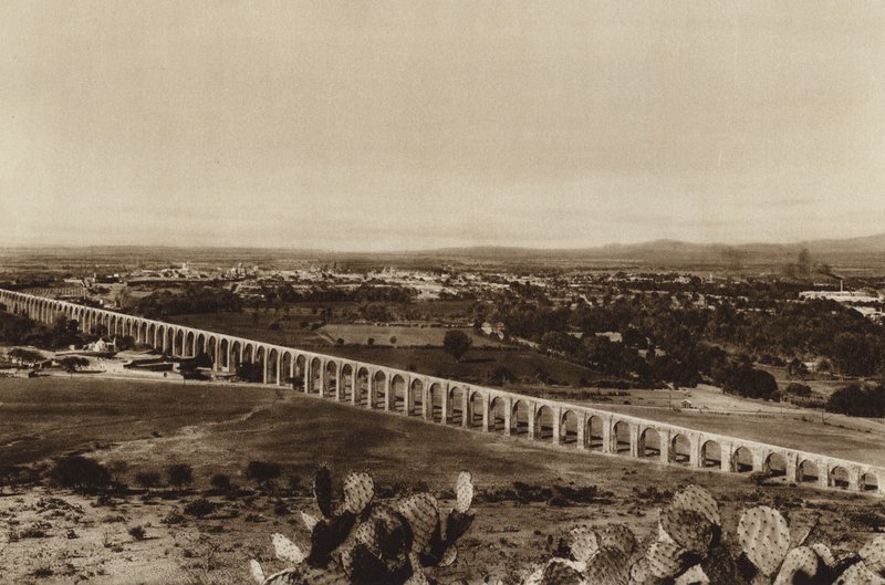 Mexico: Vista de Queretaro con antigua tuberia de agua (b/w photo) de Hugo Brehme