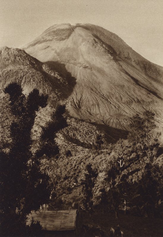 Mexico: Volcan Colima antes de las ultimas erupciones (b/w photo) de Hugo Brehme