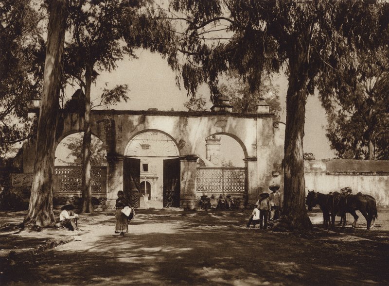 Mexico: Xochimilco, Entrada a la iglesia (b/w photo) de Hugo Brehme