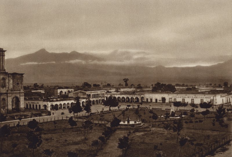 Mexico: Zapotlan con el Colima (b/w photo) de Hugo Brehme
