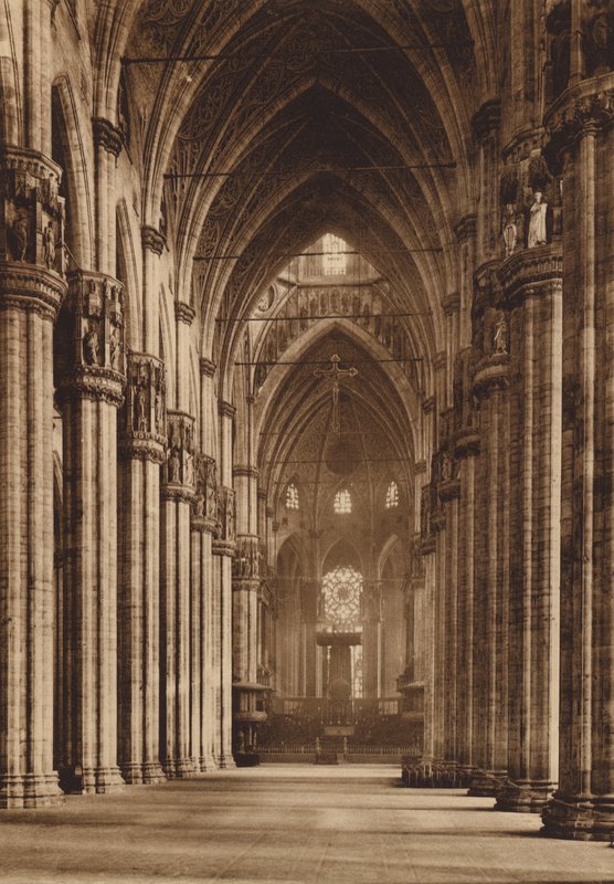 Duomo di Milano: Interior, Nave Central (foto b/n) de Italian Photographer